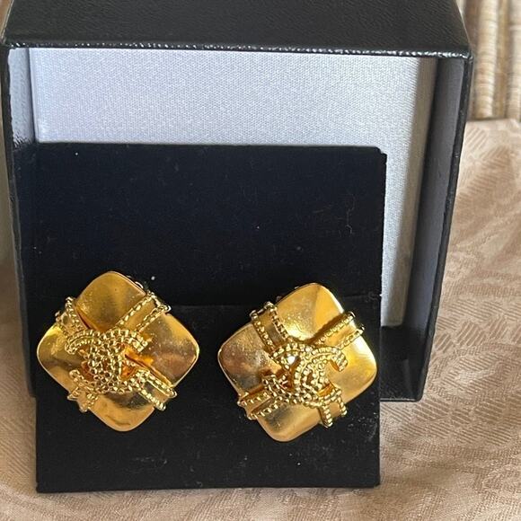 Vintage Authentic Chanel clip on Earrings w/Box - Picture 11 of 12